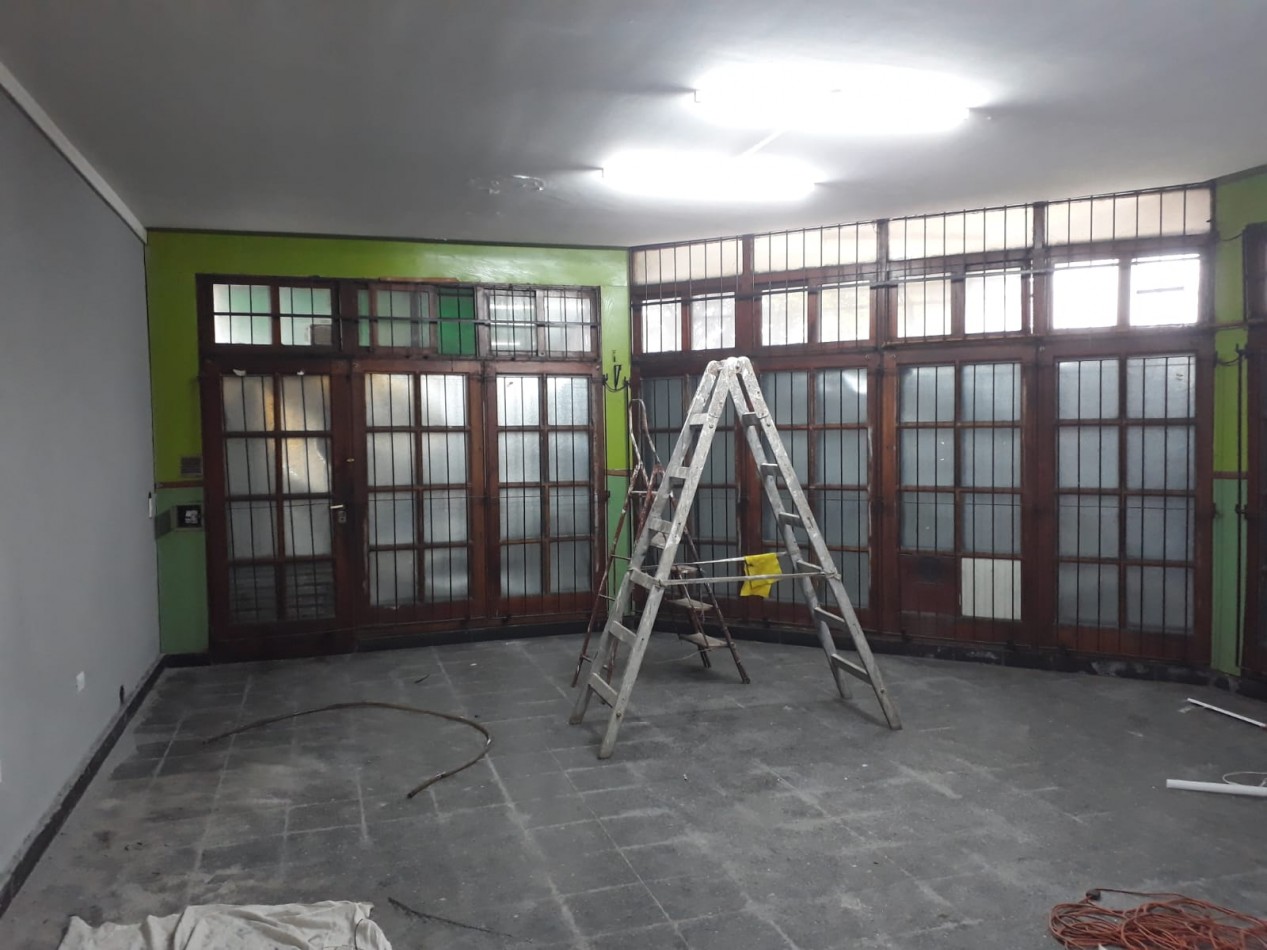Inmueble en block sobre esquina con dos locales comerciales y vivienda - Las Avenidas