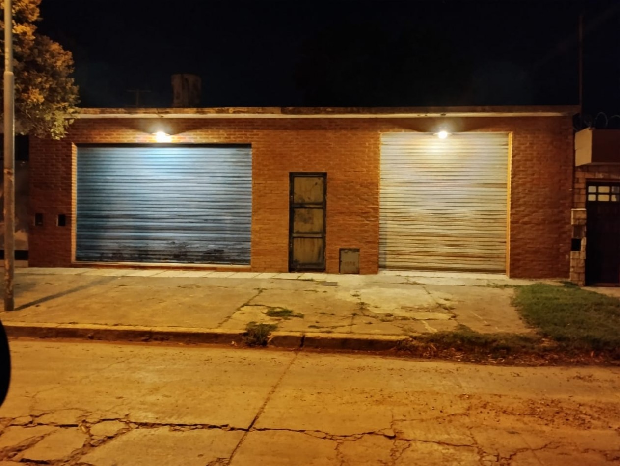 Inmueble en block sobre esquina con dos locales comerciales y vivienda - Las Avenidas