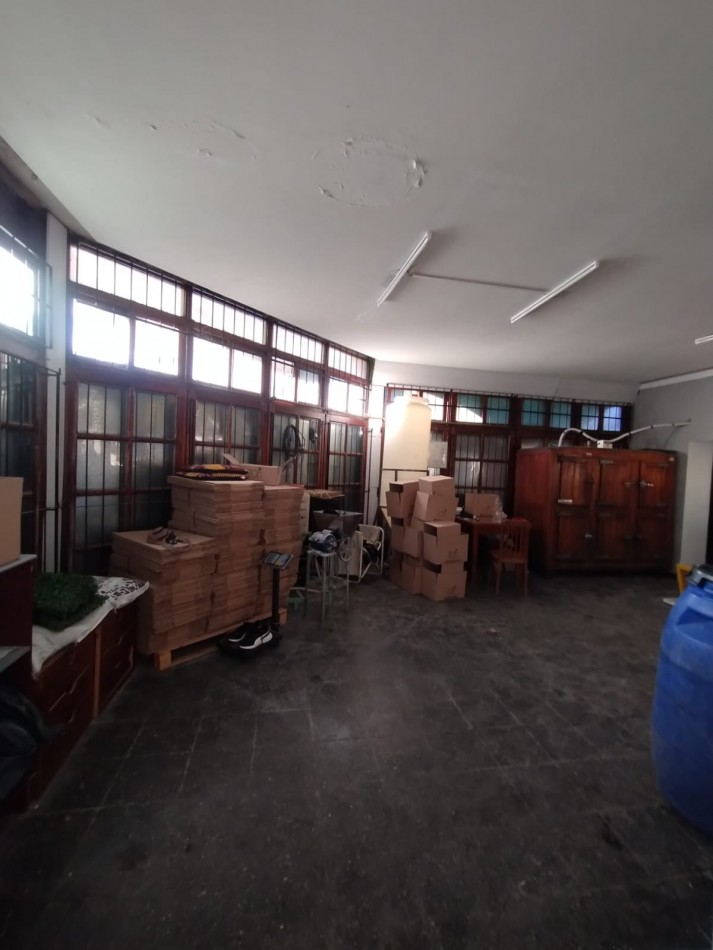 Inmueble en block sobre esquina con dos locales comerciales y vivienda - Las Avenidas