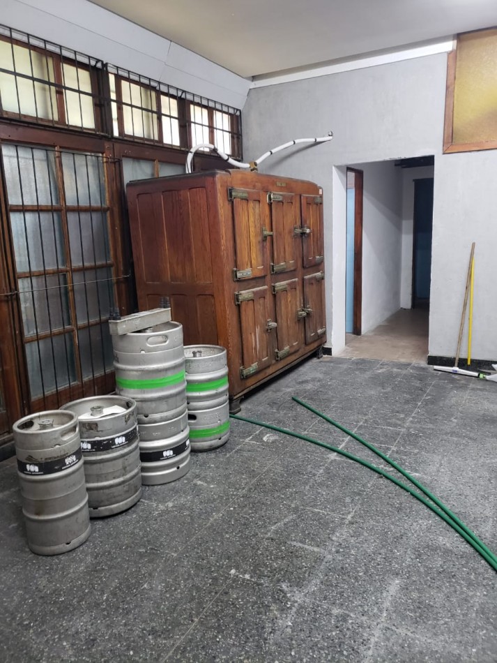 Inmueble en block sobre esquina con dos locales comerciales y vivienda - Las Avenidas