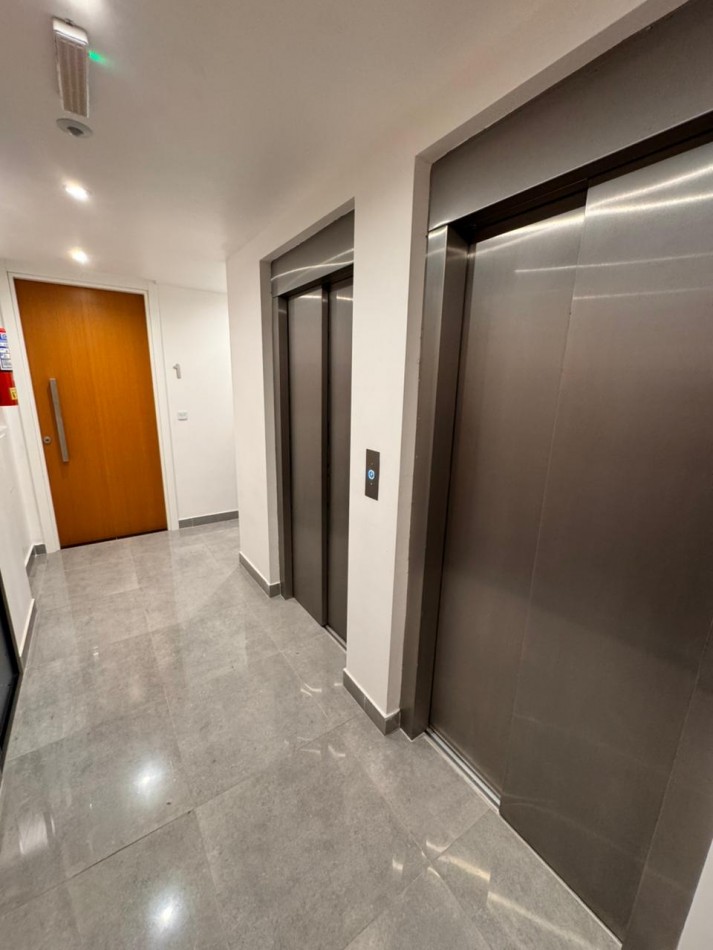 ALQUILER VERANO 2026/2027 - SEMIPISO 2 AMBIENTES AL FRENTE CON COCHERA PARA AUTO - CENTRO