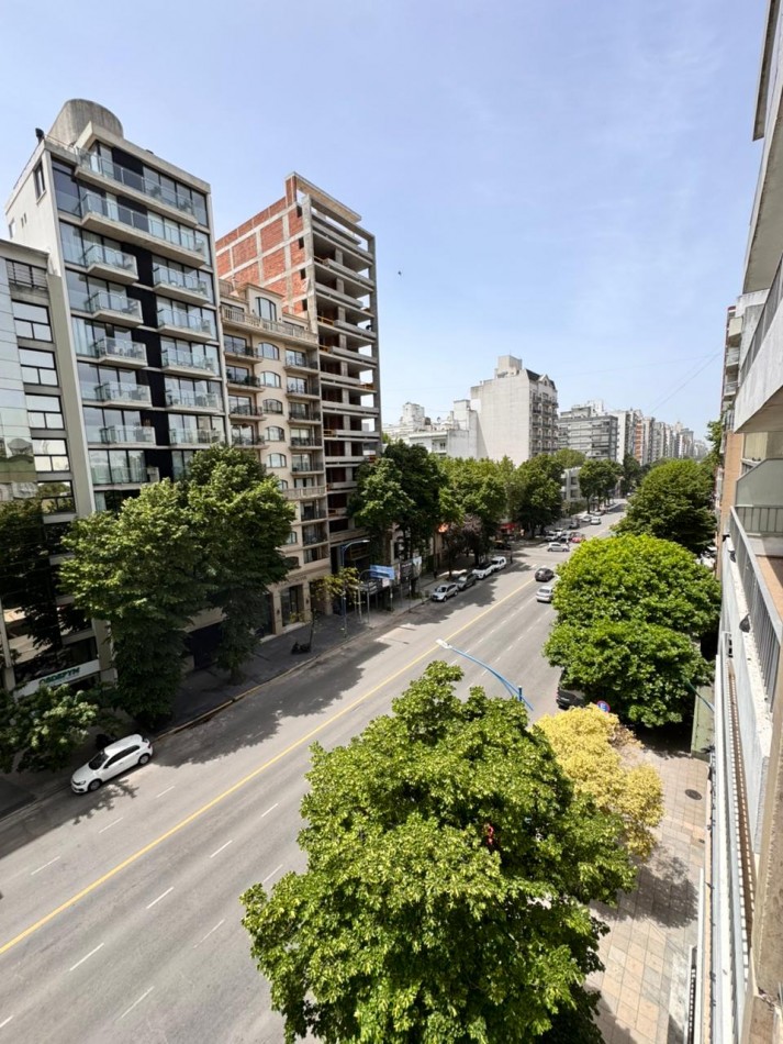 ALQUILER VERANO 2026/2027 - SEMIPISO 2 AMBIENTES AL FRENTE CON COCHERA PARA AUTO - CENTRO