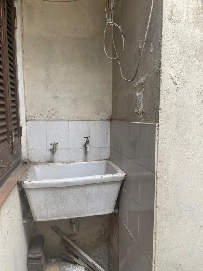 Casa 4 ambientes en esquina con espacio adicional - Villa Lourdes
