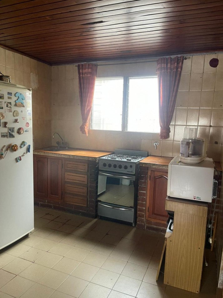 Casa 4 ambientes en esquina con espacio adicional - Villa Lourdes