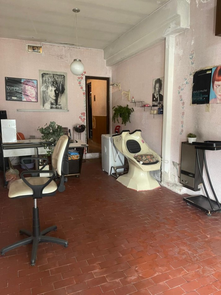Casa 4 ambientes en esquina con espacio adicional - Villa Lourdes