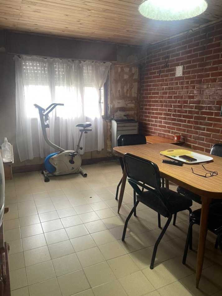 Casa 4 ambientes en esquina con espacio adicional - Villa Lourdes
