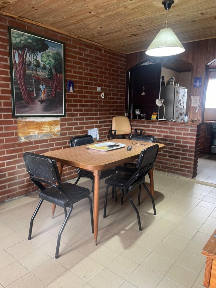 Casa 4 ambientes en esquina con espacio adicional - Villa Lourdes