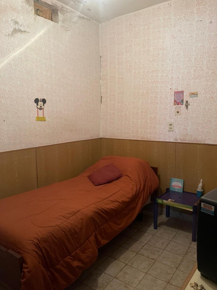 Casa 4 ambientes en esquina con espacio adicional - Villa Lourdes