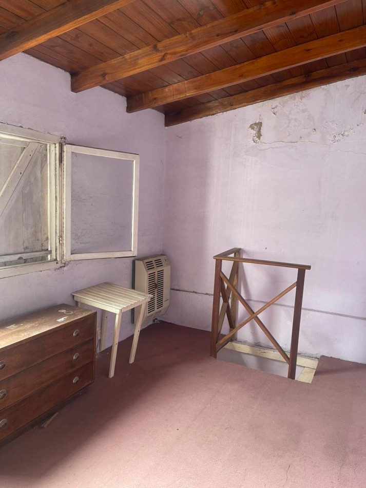 Casa 4 ambientes en esquina con espacio adicional - Villa Lourdes