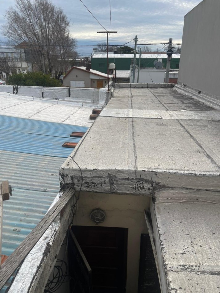 Casa 4 ambientes en esquina con espacio adicional - Villa Lourdes