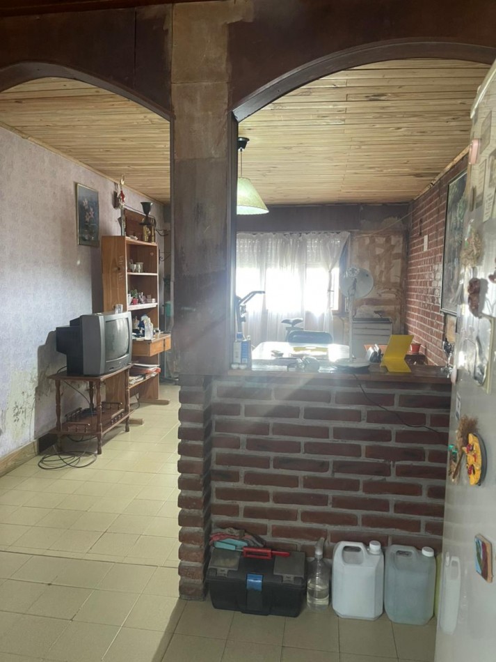 Casa 4 ambientes en esquina con espacio adicional - Villa Lourdes