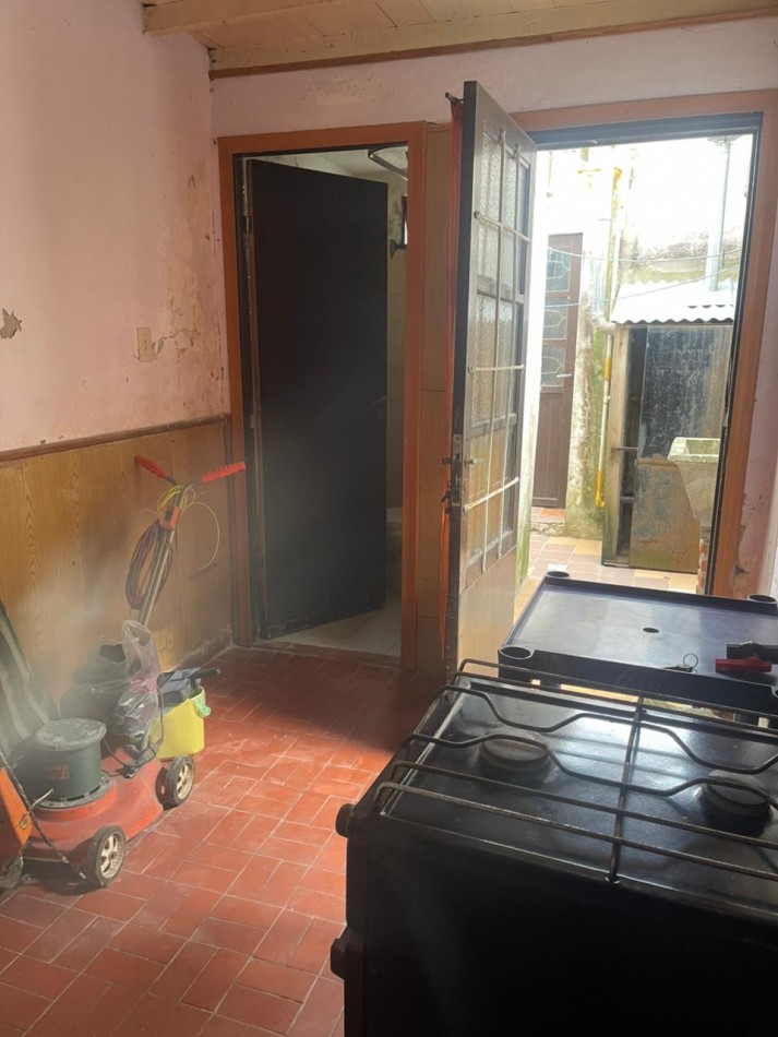 Casa 4 ambientes en esquina con espacio adicional - Villa Lourdes