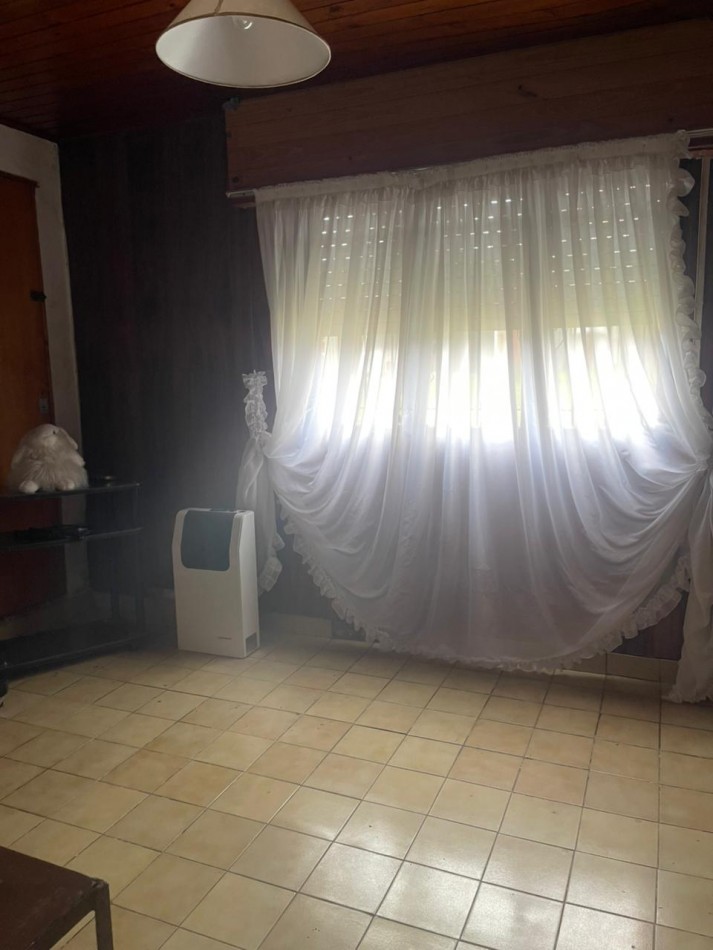 Casa 4 ambientes en esquina con espacio adicional - Villa Lourdes