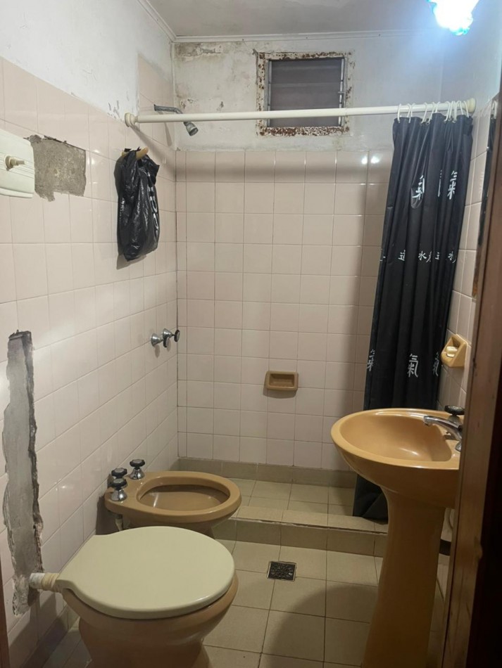 Casa 4 ambientes en esquina con espacio adicional - Villa Lourdes