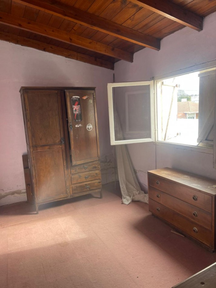 Casa 4 ambientes en esquina con espacio adicional - Villa Lourdes
