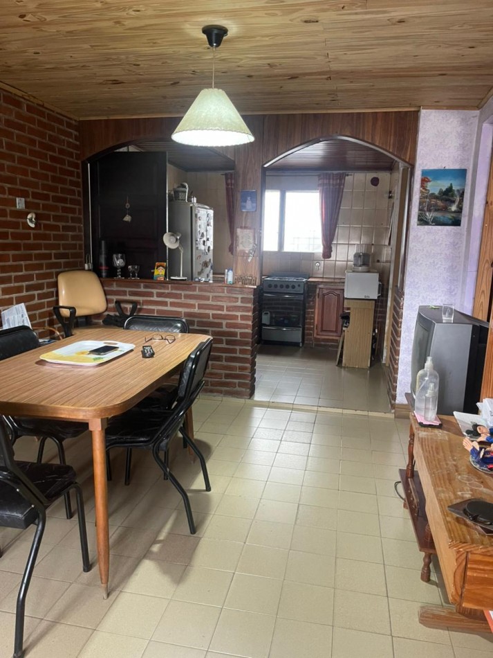Casa 4 ambientes en esquina con espacio adicional - Villa Lourdes