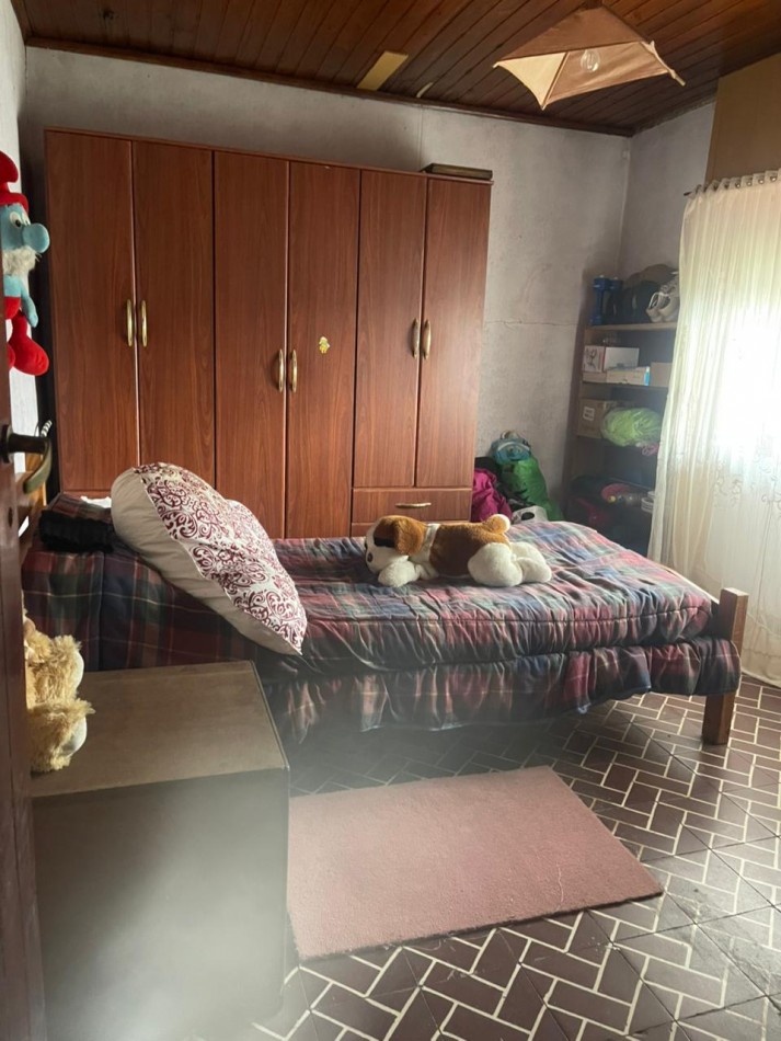 Casa 4 ambientes en esquina con espacio adicional - Villa Lourdes