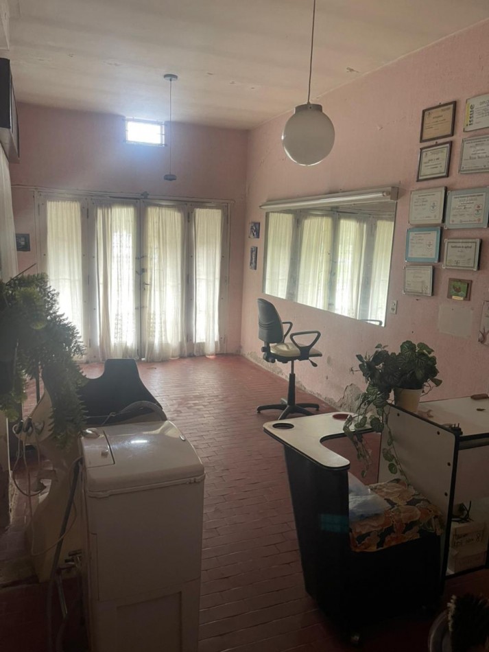 Casa 4 ambientes en esquina con espacio adicional - Villa Lourdes