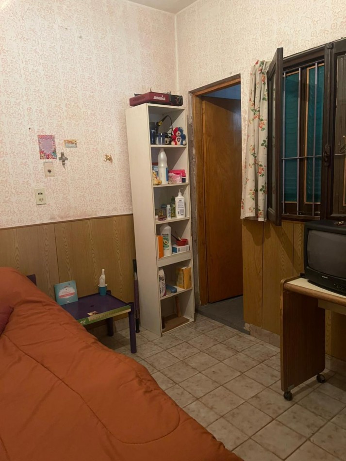 Casa 4 ambientes en esquina con espacio adicional - Villa Lourdes