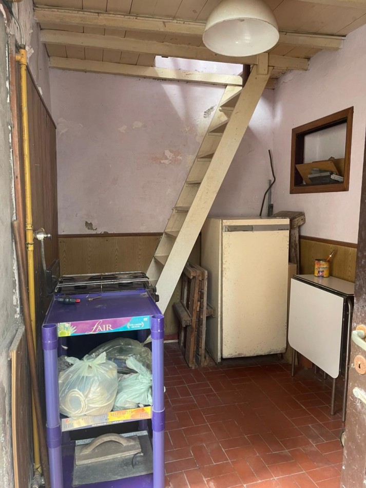 Casa 4 ambientes en esquina con espacio adicional - Villa Lourdes