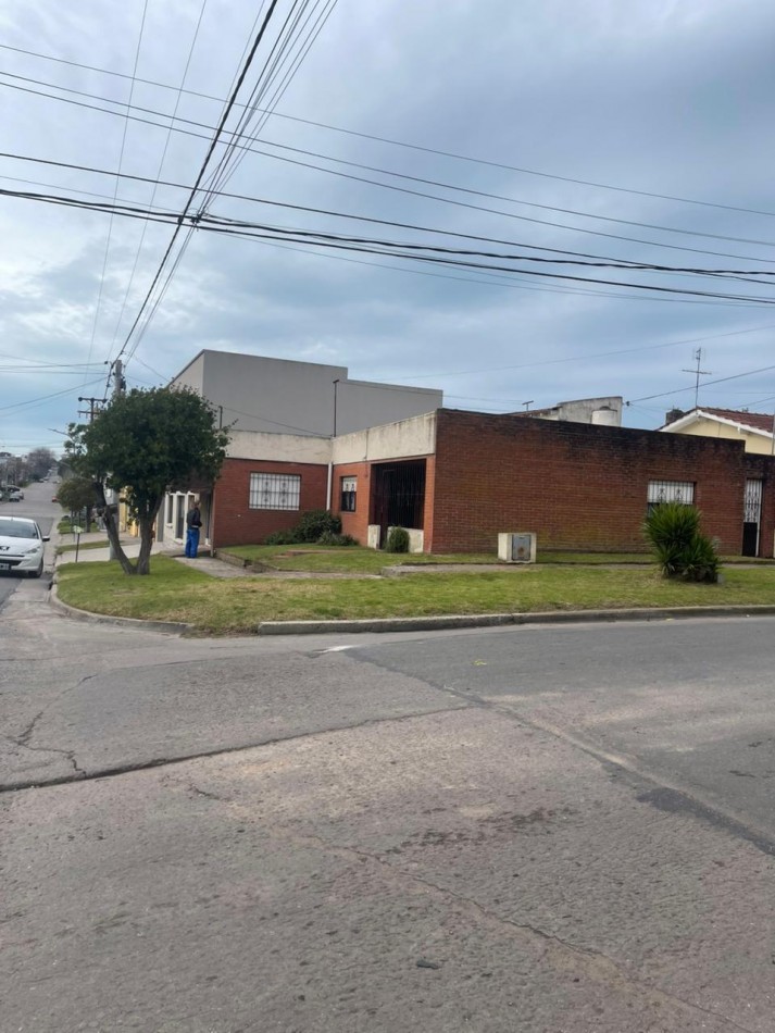 Casa 4 ambientes en esquina con espacio adicional - Villa Lourdes