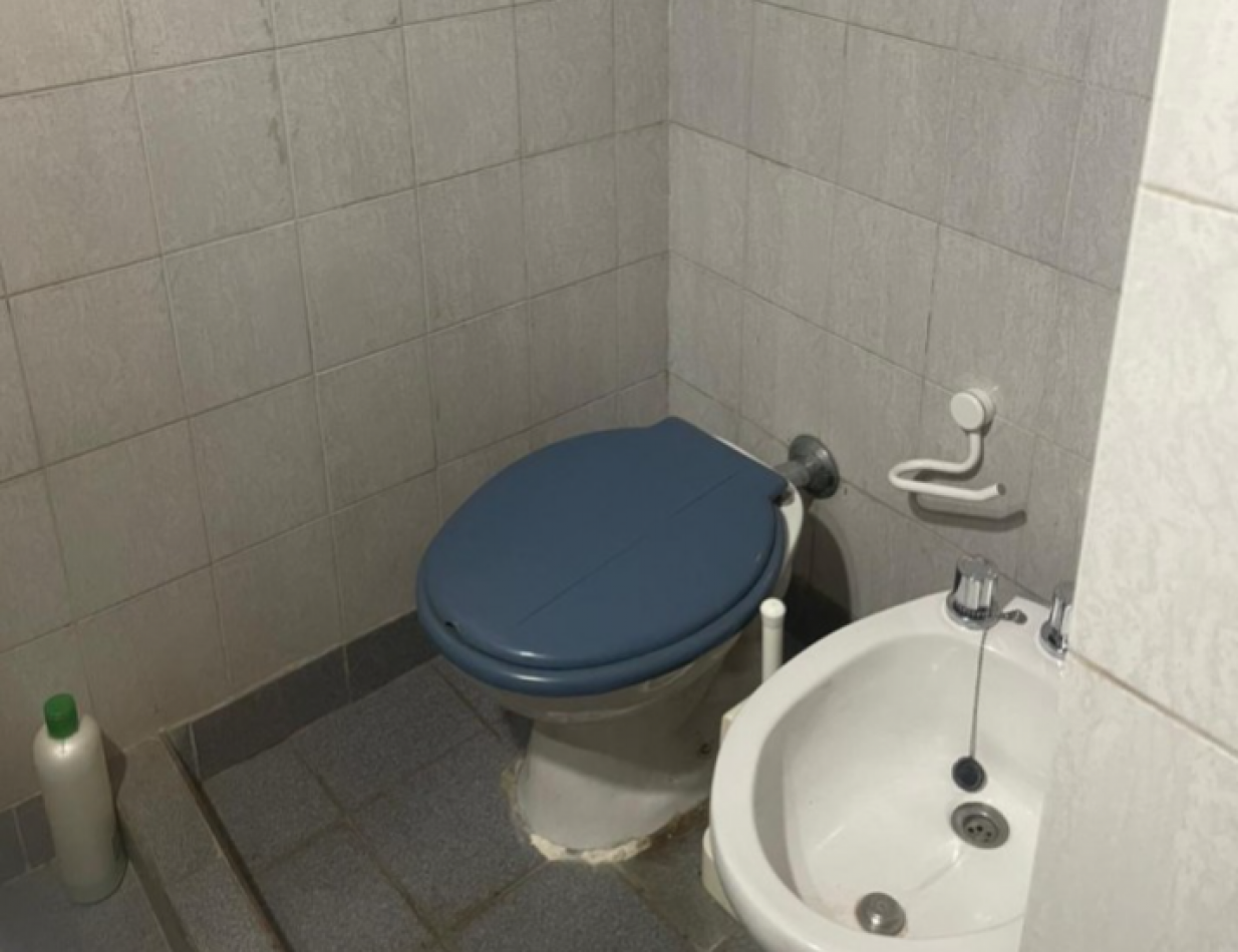 Casa 4 ambientes en esquina con espacio adicional - Villa Lourdes
