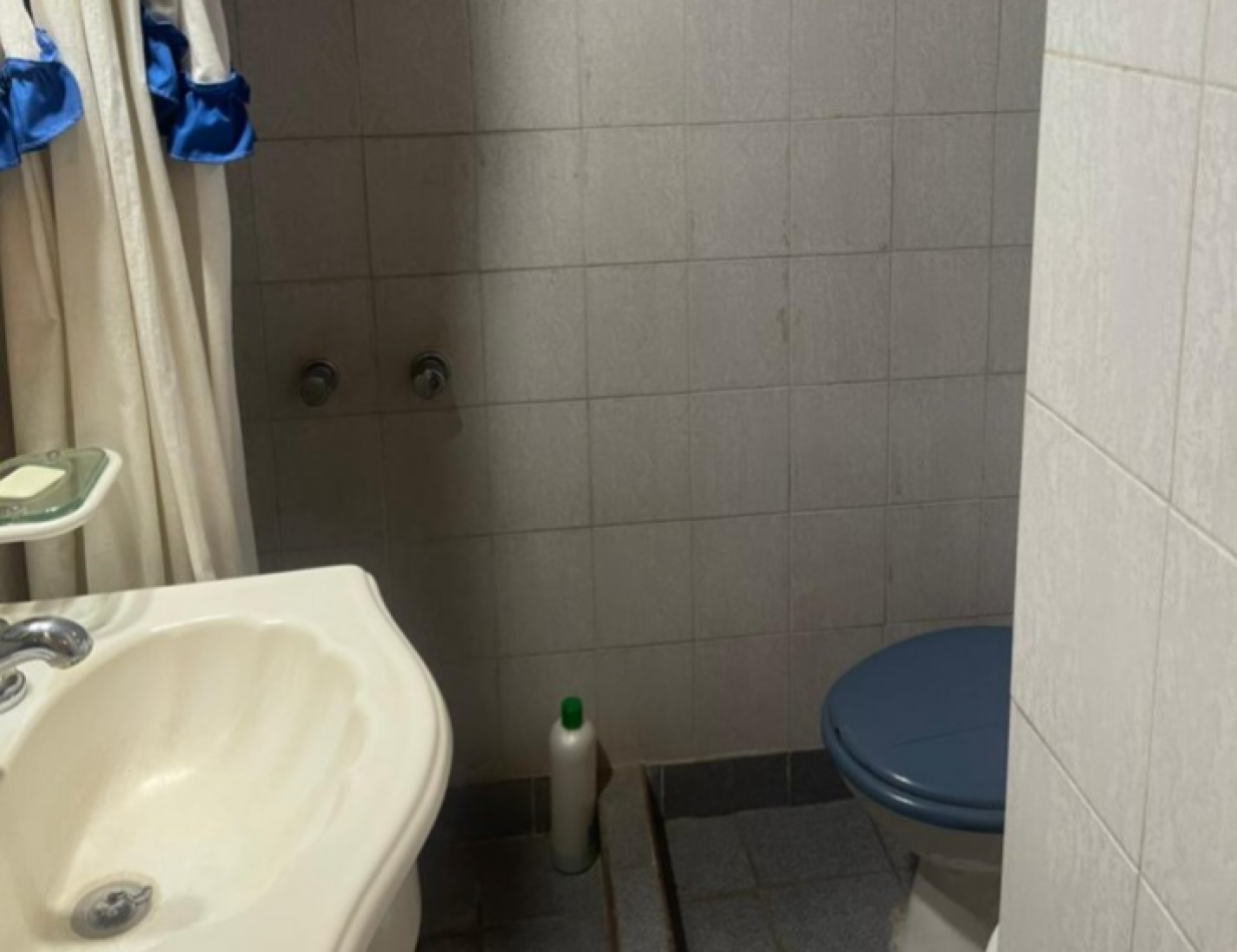 Casa 4 ambientes en esquina con espacio adicional - Villa Lourdes