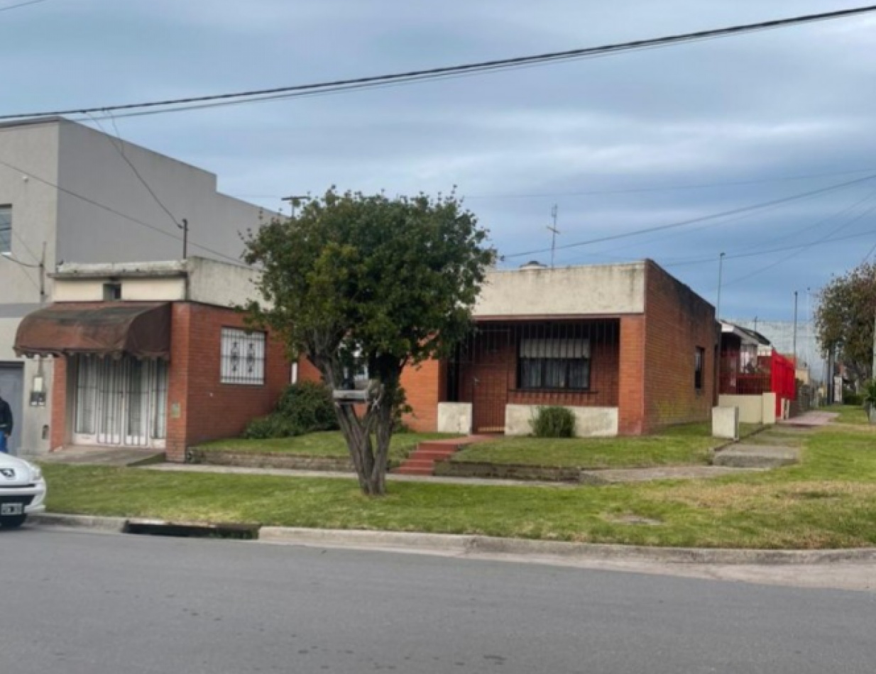 Casa 4 ambientes en esquina con espacio adicional - Villa Lourdes