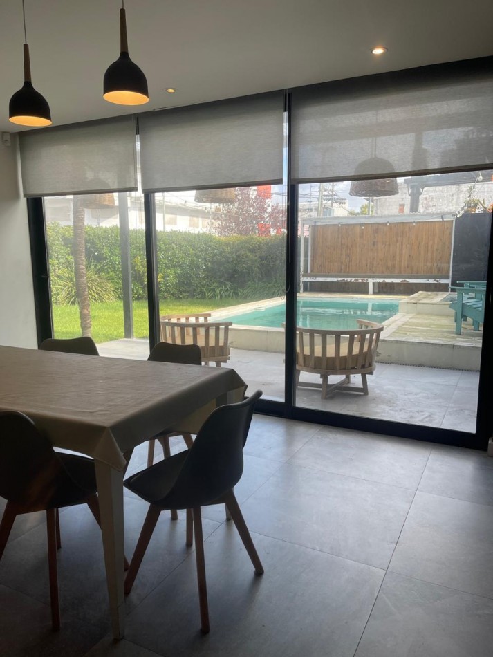 Casa 4 ambientes reciclada con parque, pileta climatizada y jacuzzi - Villa Lourdes