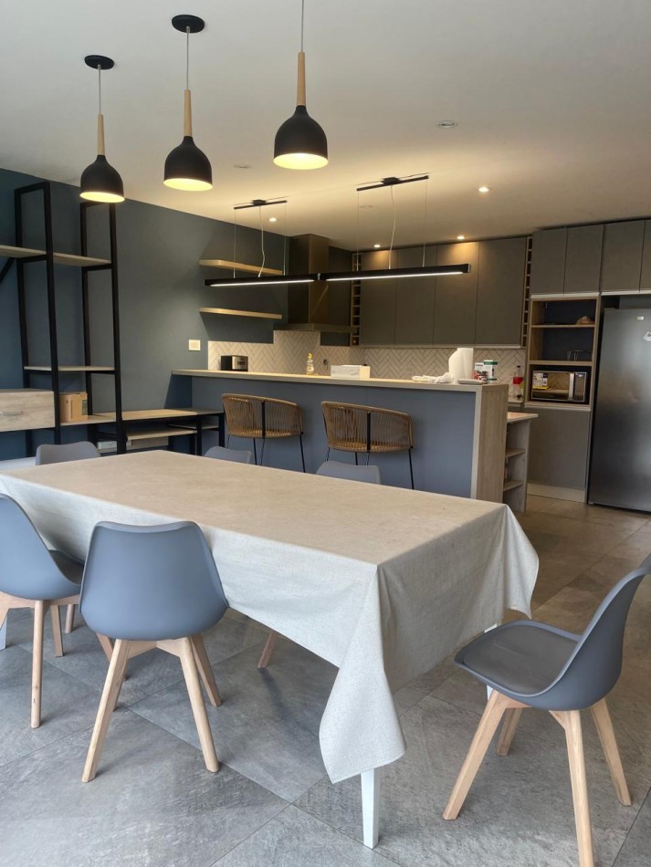 Casa 4 ambientes reciclada con parque, pileta climatizada y jacuzzi - Villa Lourdes