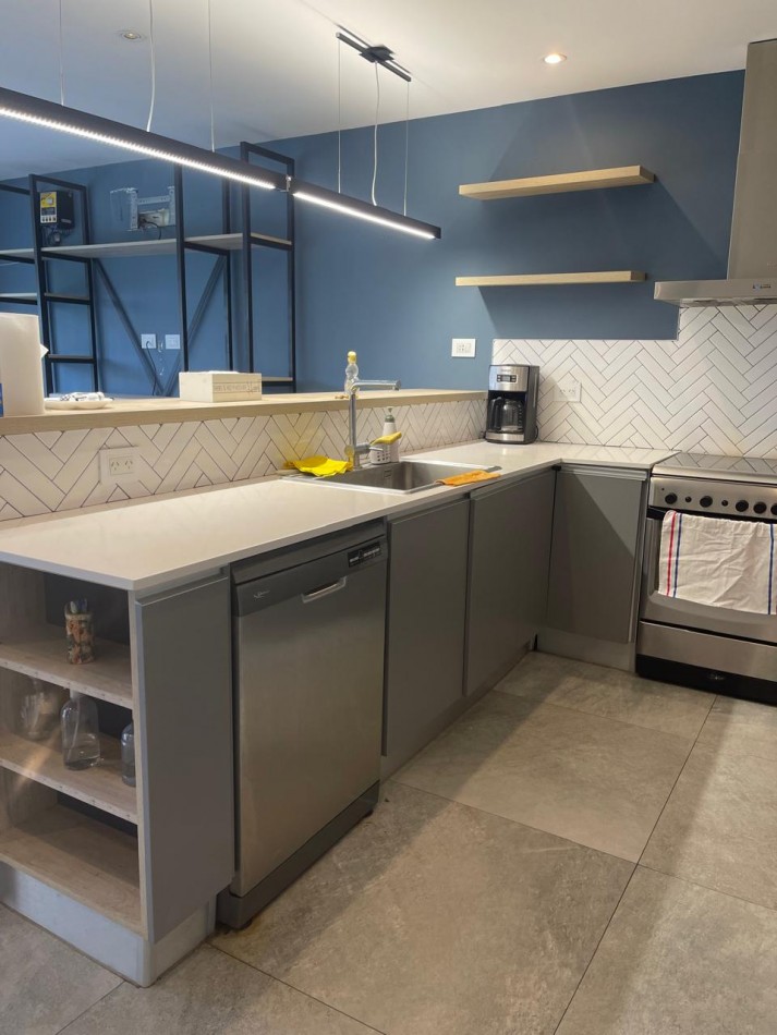 Casa 4 ambientes reciclada con parque, pileta climatizada y jacuzzi - Villa Lourdes