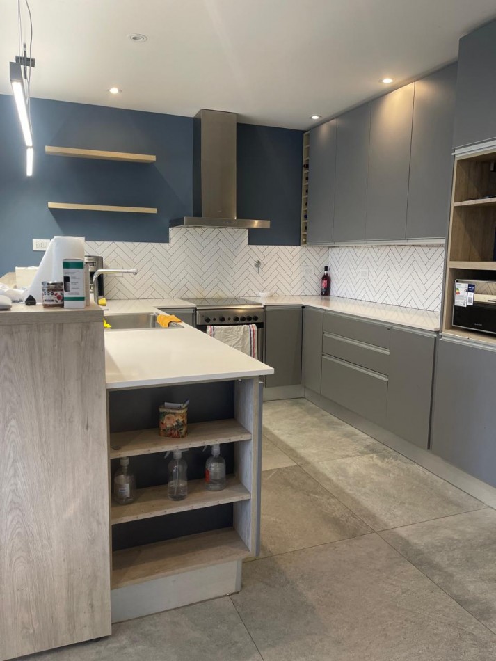 Casa 4 ambientes reciclada con parque, pileta climatizada y jacuzzi - Villa Lourdes