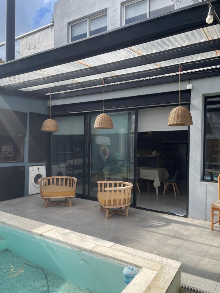 Casa 4 ambientes reciclada con parque, pileta climatizada y jacuzzi - Villa Lourdes