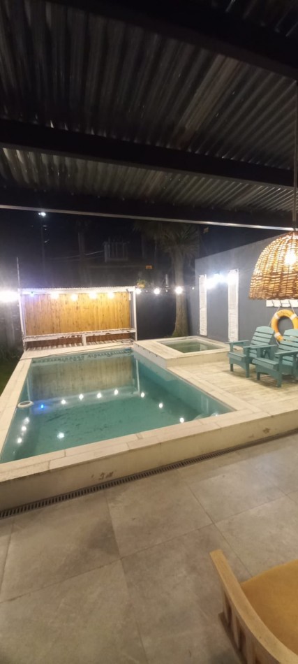 Casa 4 ambientes reciclada con parque, pileta climatizada y jacuzzi - Villa Lourdes