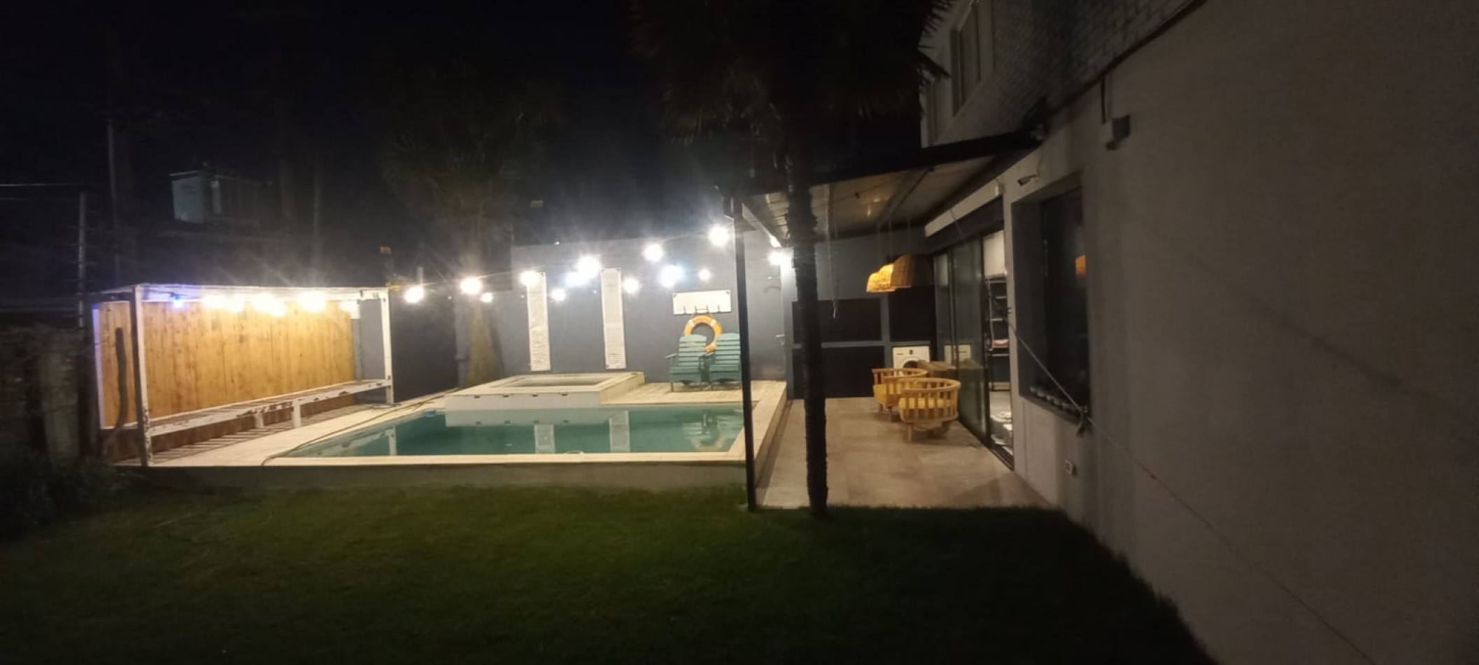 Casa 4 ambientes reciclada con parque, pileta climatizada y jacuzzi - Villa Lourdes