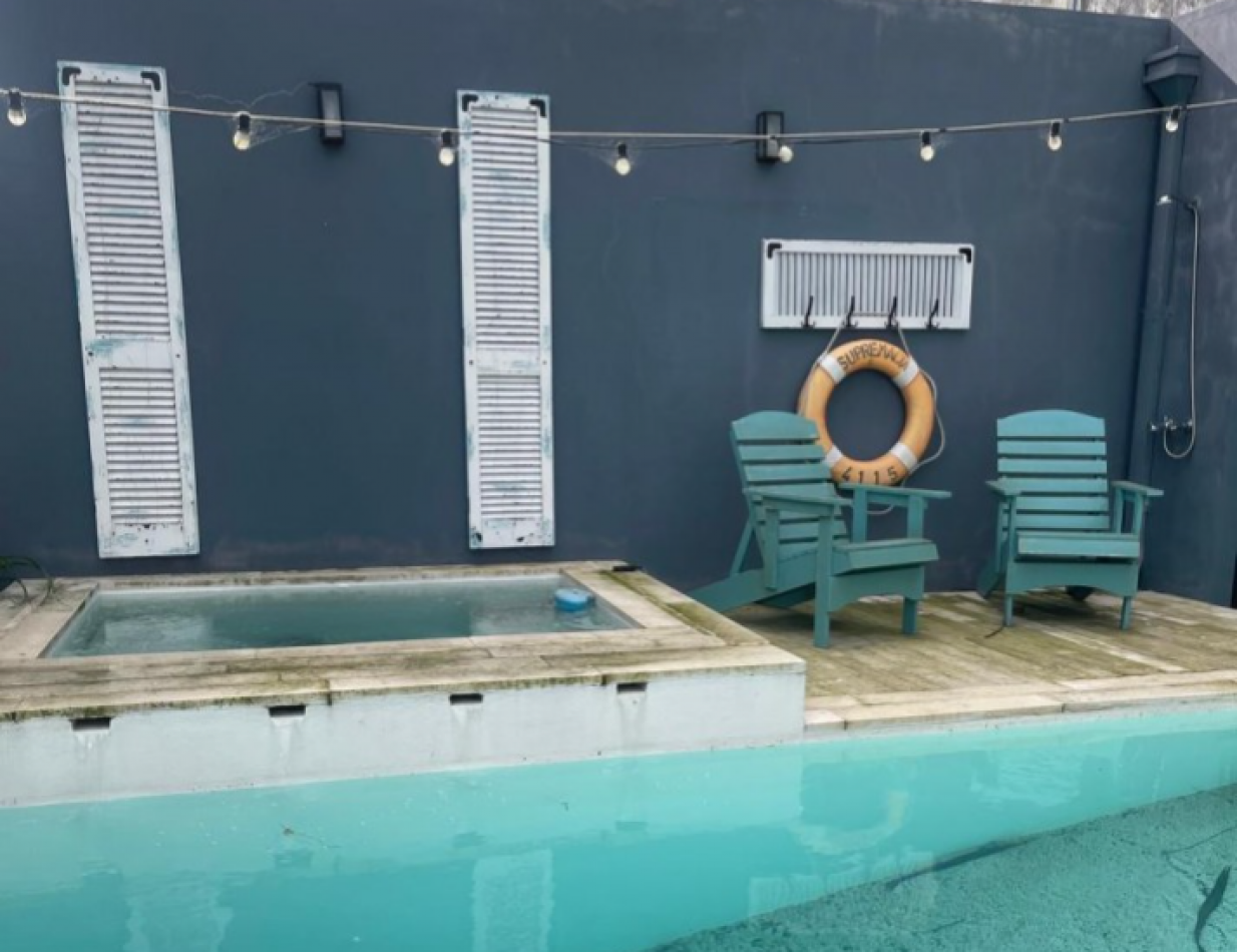 Casa 4 ambientes reciclada con parque, pileta climatizada y jacuzzi - Villa Lourdes