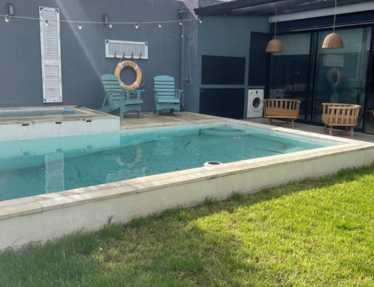 Casa 4 ambientes reciclada con parque, pileta climatizada y jacuzzi - Villa Lourdes