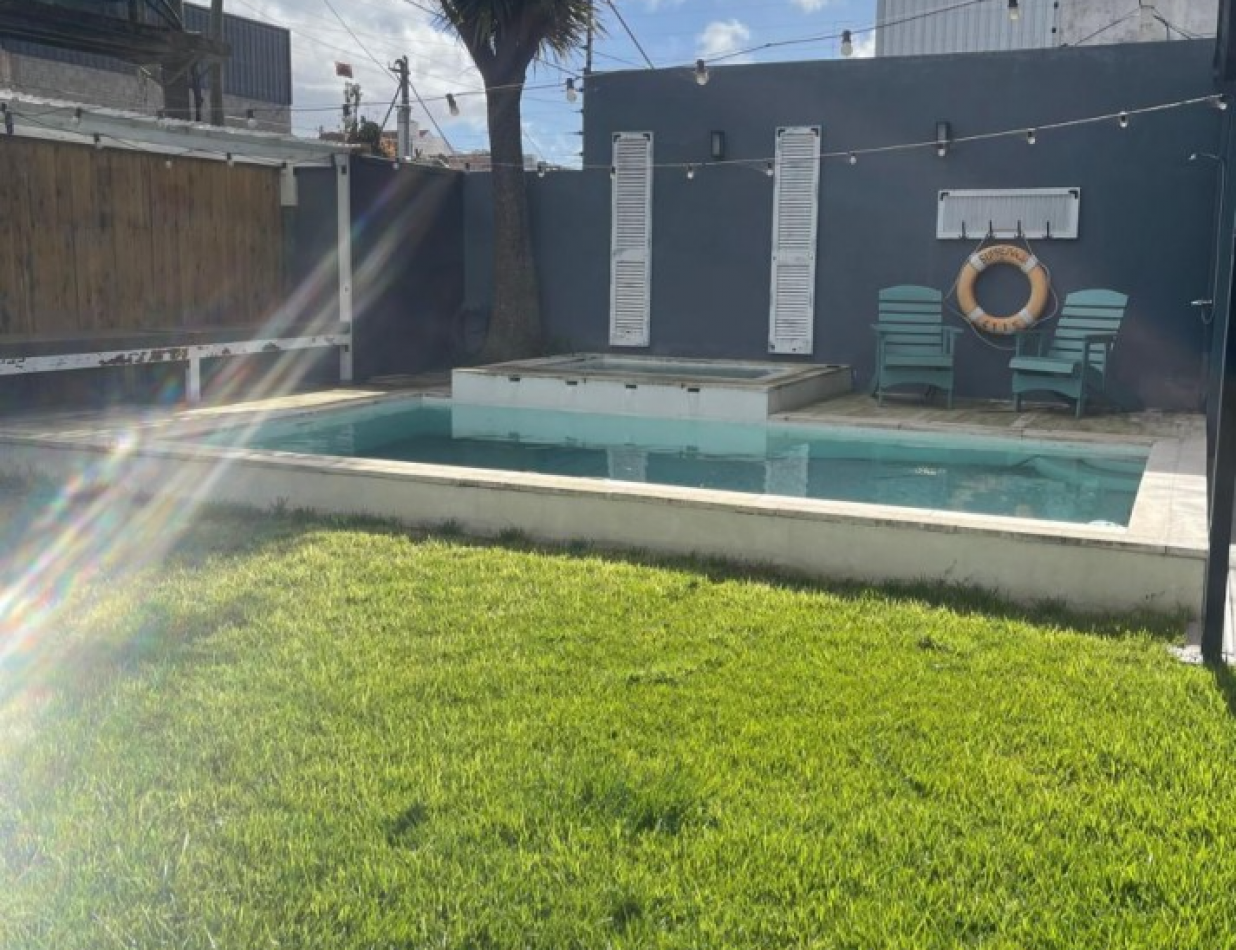 Casa 4 ambientes reciclada con parque, pileta climatizada y jacuzzi - Villa Lourdes