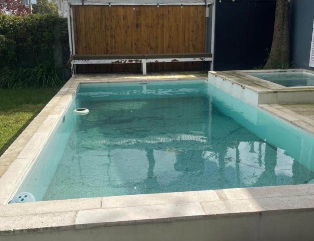 Casa 4 ambientes reciclada con parque, pileta climatizada y jacuzzi - Villa Lourdes