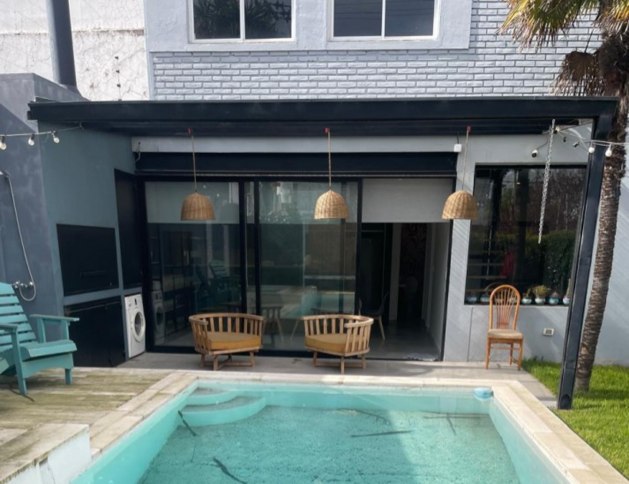 Casa 4 ambientes reciclada con parque, pileta climatizada y jacuzzi - Villa Lourdes