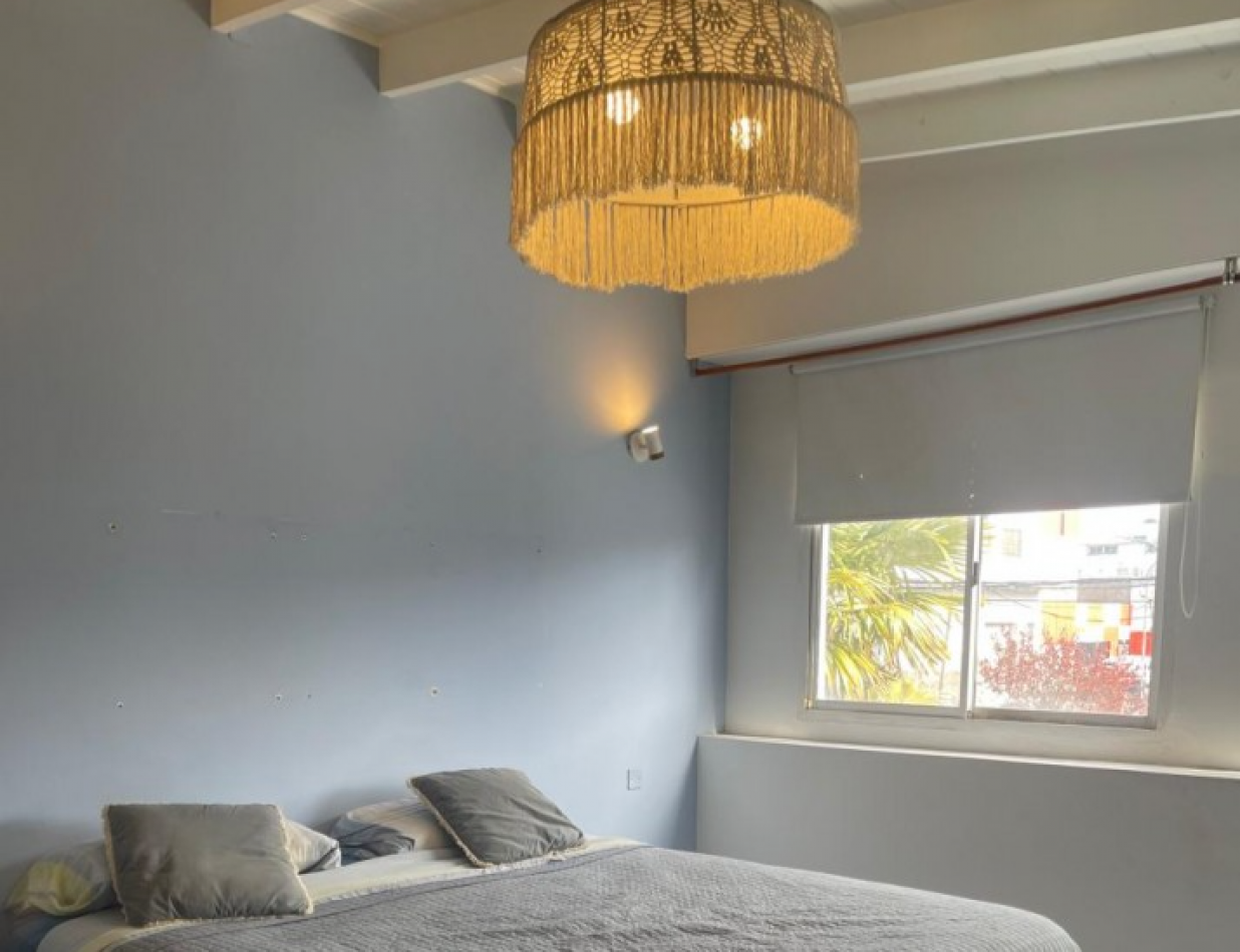 Casa 4 ambientes reciclada con parque, pileta climatizada y jacuzzi - Villa Lourdes