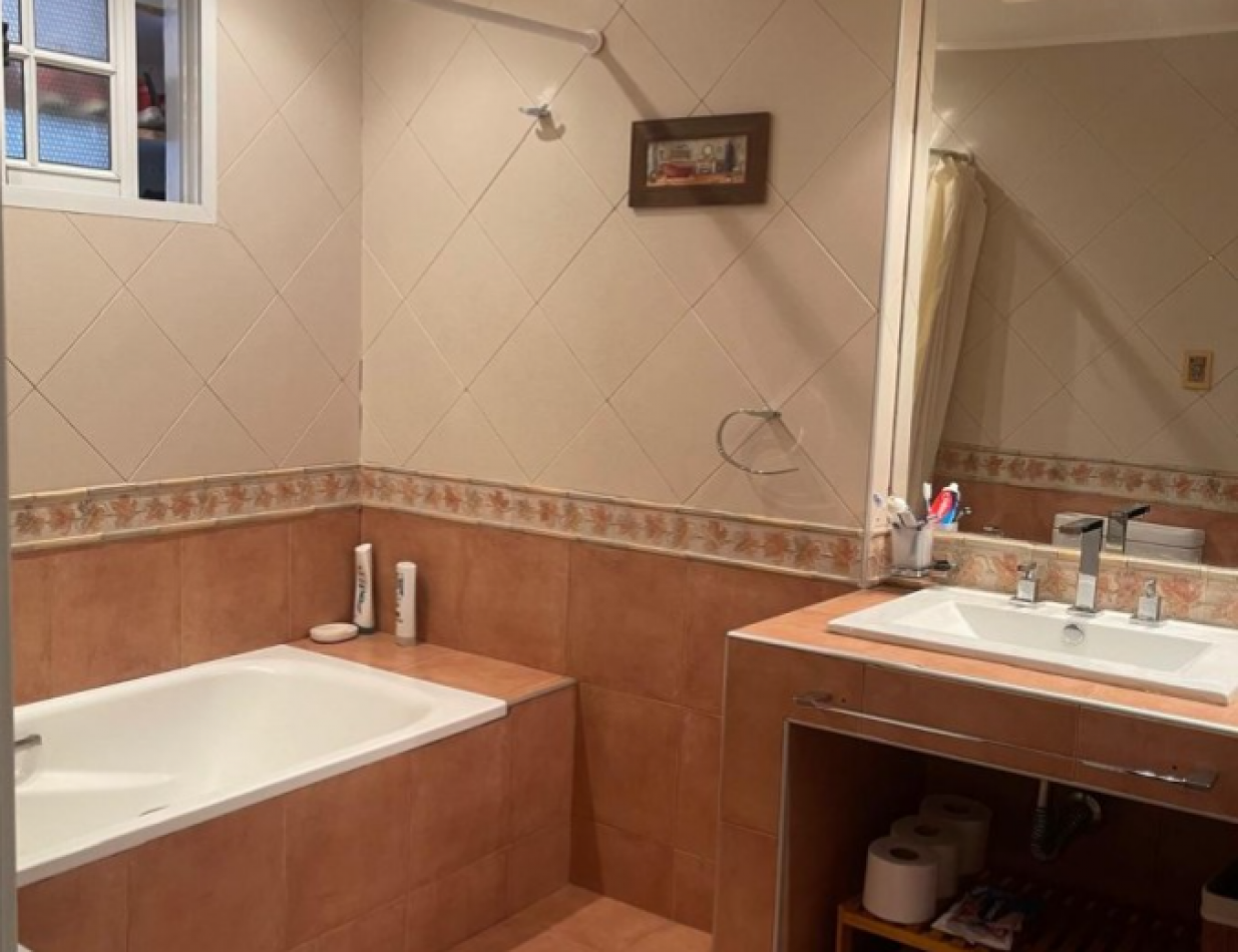Casa 4 ambientes reciclada con parque, pileta climatizada y jacuzzi - Villa Lourdes