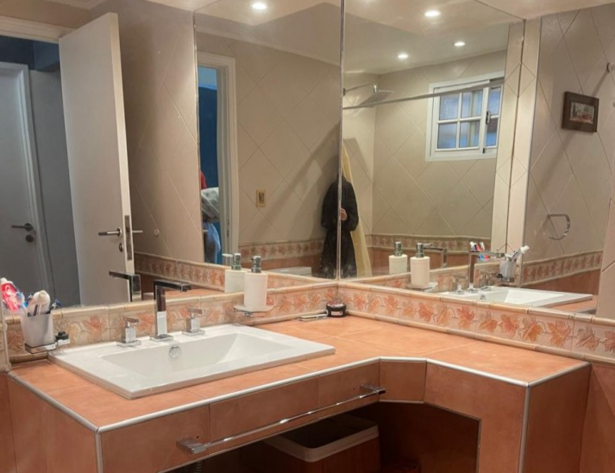 Casa 4 ambientes reciclada con parque, pileta climatizada y jacuzzi - Villa Lourdes