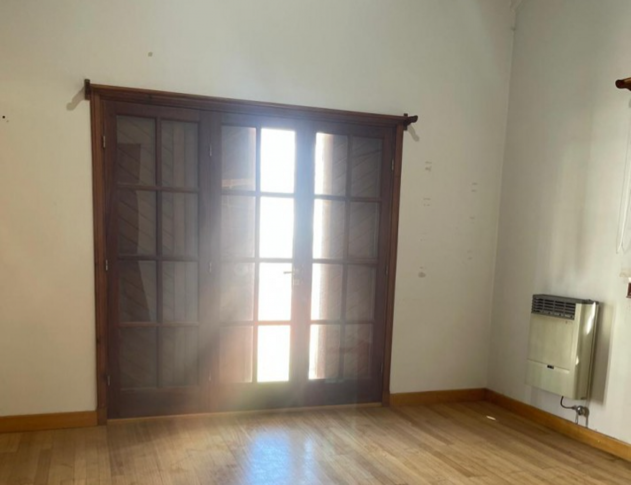 Casa 4 ambientes reciclada con parque, pileta climatizada y jacuzzi - Villa Lourdes