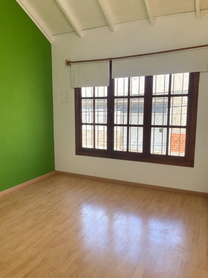 Casa 4 ambientes reciclada con parque, pileta climatizada y jacuzzi - Villa Lourdes