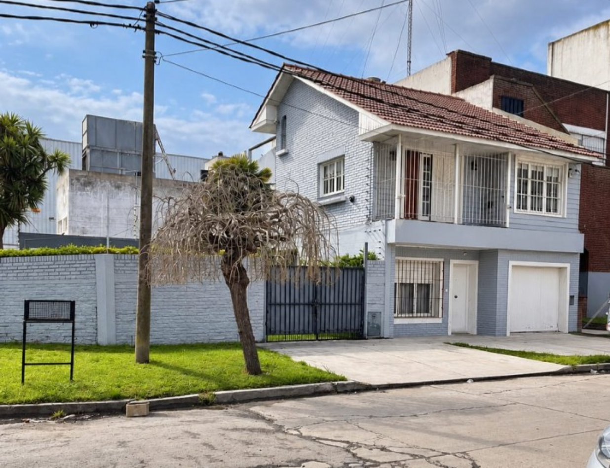 Casa 4 ambientes reciclada con parque, pileta climatizada y jacuzzi - Villa Lourdes