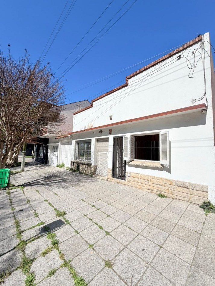 CASA 3 AMBIENTES CON LOCAL, GARAGE Y PARQUE - APTO CREDITO - VILLA LOURDES