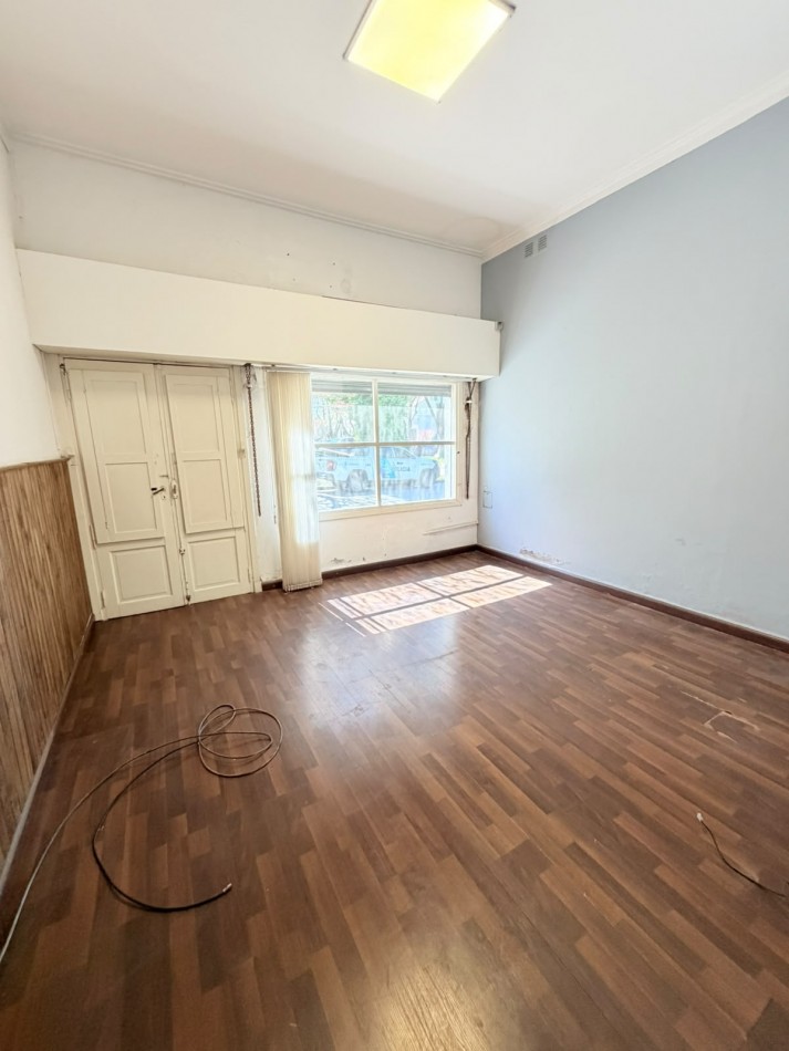 CASA 3 AMBIENTES CON LOCAL, GARAGE Y PARQUE - APTO CREDITO - VILLA LOURDES