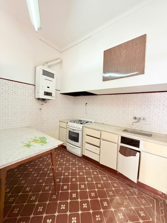 CASA 3 AMBIENTES CON LOCAL, GARAGE Y PARQUE - APTO CREDITO - VILLA LOURDES