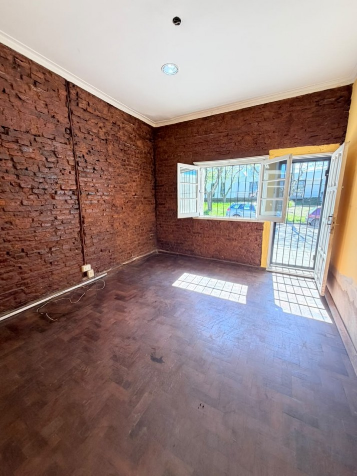 CASA 3 AMBIENTES CON LOCAL, GARAGE Y PARQUE - APTO CREDITO - VILLA LOURDES